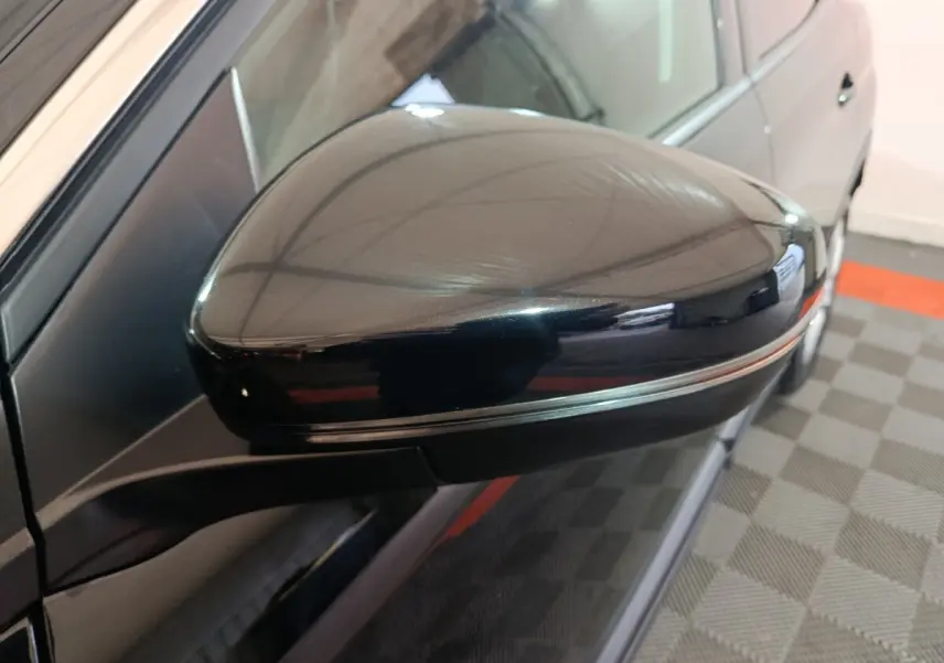 Rétroviseur côté gauche noir brillant avec clignotant intégré sur Peugeot 3008 Diesel 2020 vue rapprochée.