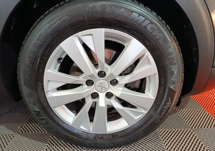 Gros plan sur la roue avant droite du Peugeot 3008 2020, avec jante argentée et pneu Michelin hiver.