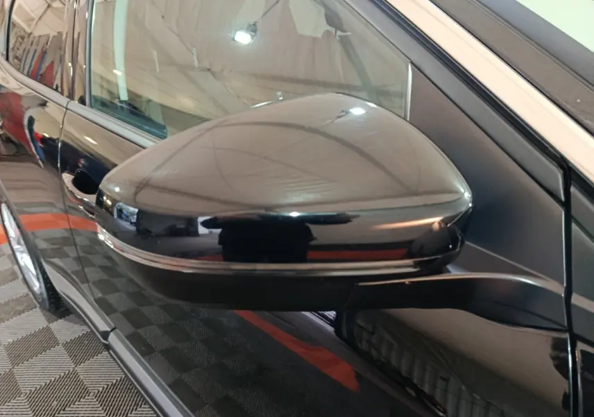 Rétroviseur côté gauche noir brillant du Peugeot 3008 2020 BlueHDi, vue rapprochée sur la portière et la carrosserie.