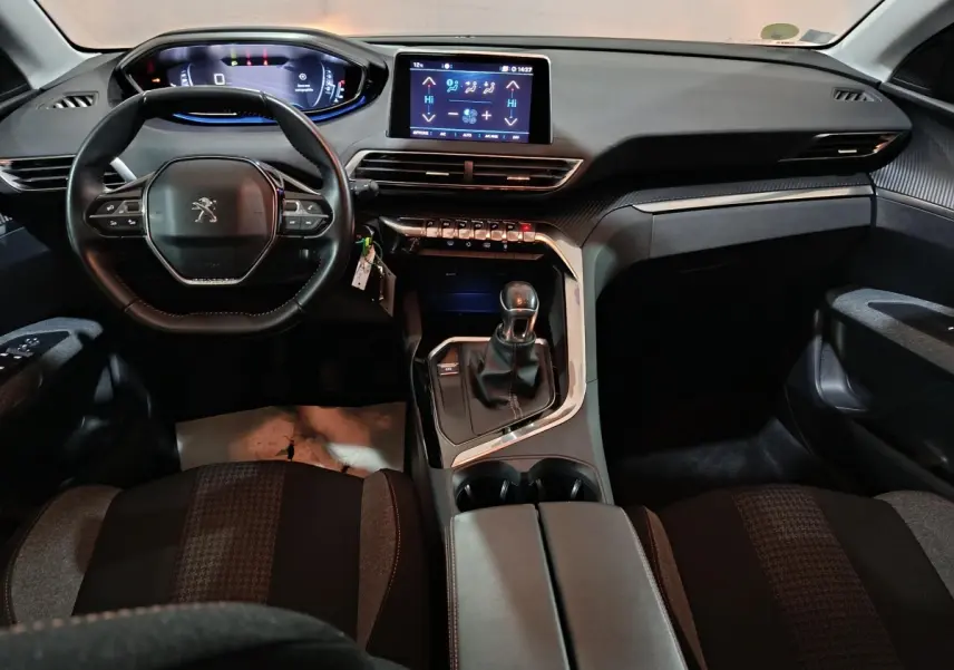 Intérieur Peugeot 3008 2020 vue avant du poste de conduite avec volant cuir, écran tactile et boîte manuelle.