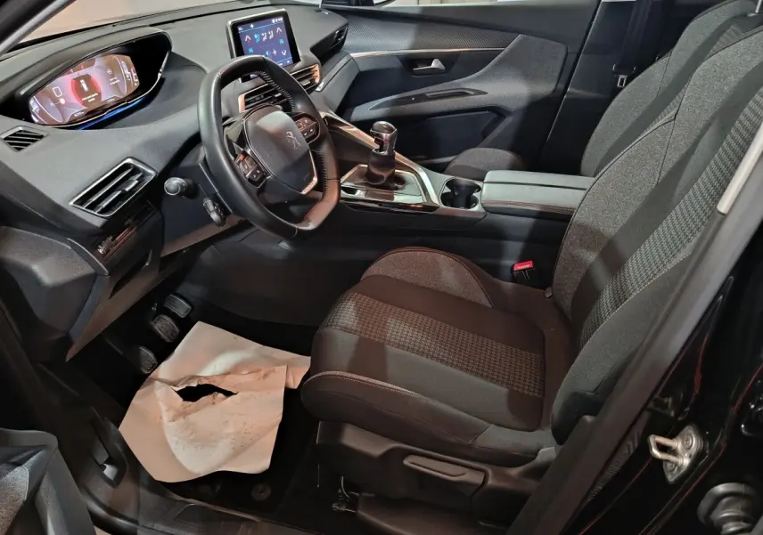 Intérieur avant droit du Peugeot 3008 2020 avec volant cuir, boîte manuelle et écran tactile central allumé.