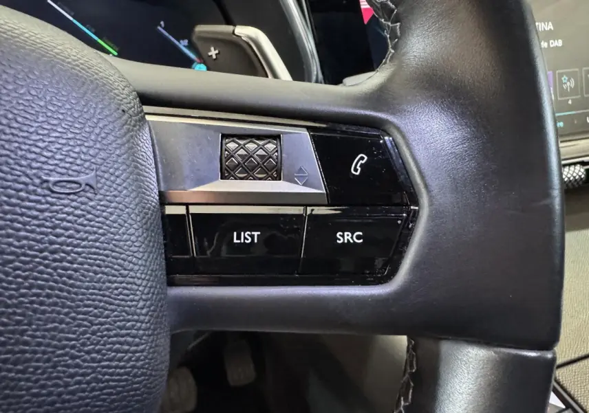 Gros plan sur les commandes gauche du volant cuir noir du DS7 Crossback E-TENSE 225 Bastille+ 2021.