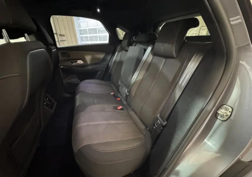 Vue intérieure côté droit sur la banquette arrière grise foncée du DS7 Crossback E-TENSE 225 Bastille+ 2021.