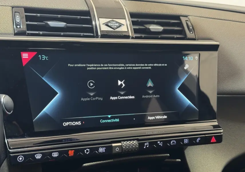 Gros plan sur l’écran tactile central noir du DS7 Crossback gris foncé, affichant Apple CarPlay et Android Auto.