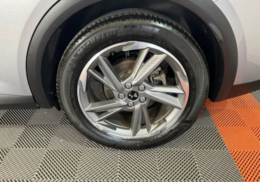 Gros plan sur la roue avant droite gris foncé du DS7 Crossback E-TENSE 225 Bastille+ avec jante alliage distinctive.