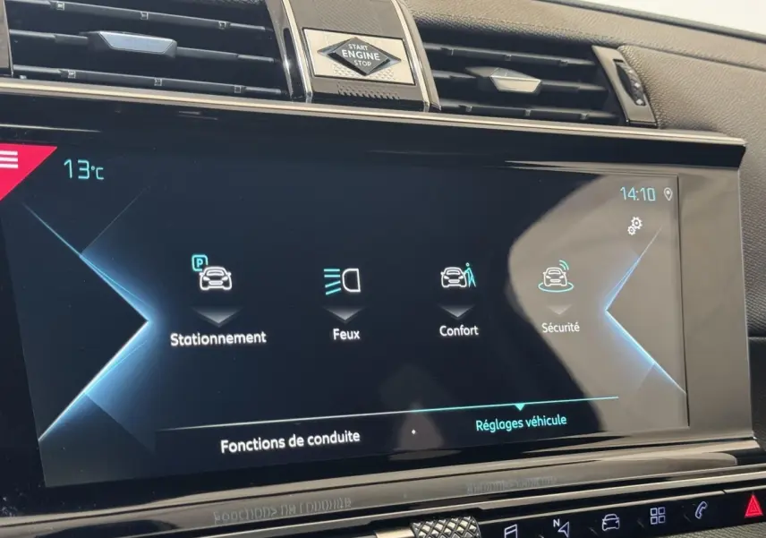 Écran tactile central du DS7 Crossback E-TENSE 225 Bastille+ gris foncé, affichant les fonctions de conduite.
