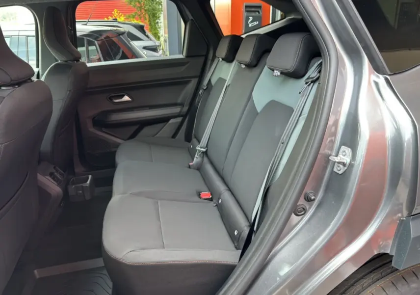 Vue côté droit de la banquette arrière grise du Dacia Bigster Hybrid 155 Extreme Plus avec ceinture et appuie-têtes visibles.
