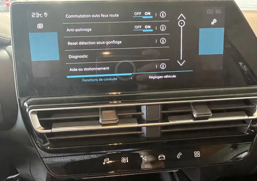 Écran tactile central du Citroën C5 Aircross hybride 2025 affichant les réglages d’aide à la conduite, avec commandes tactiles en dessous.