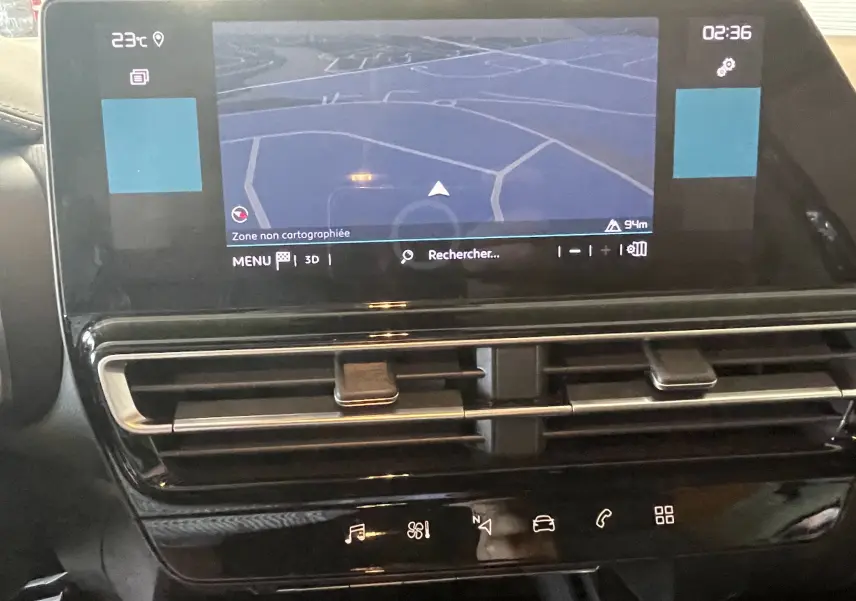 Écran tactile central avec navigation affichée dans l’habitacle noir du Citroën C5 Aircross hybride 2025.