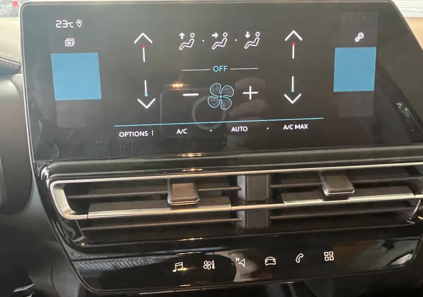 Écran tactile central du tableau de bord du Citroën C5 Aircross hybride 2025, affichant les commandes de climatisation.