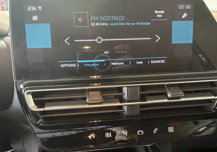 Écran tactile central du tableau de bord du Citroën C5 Aircross hybride 2025, affichant la radio FM sur fond noir.