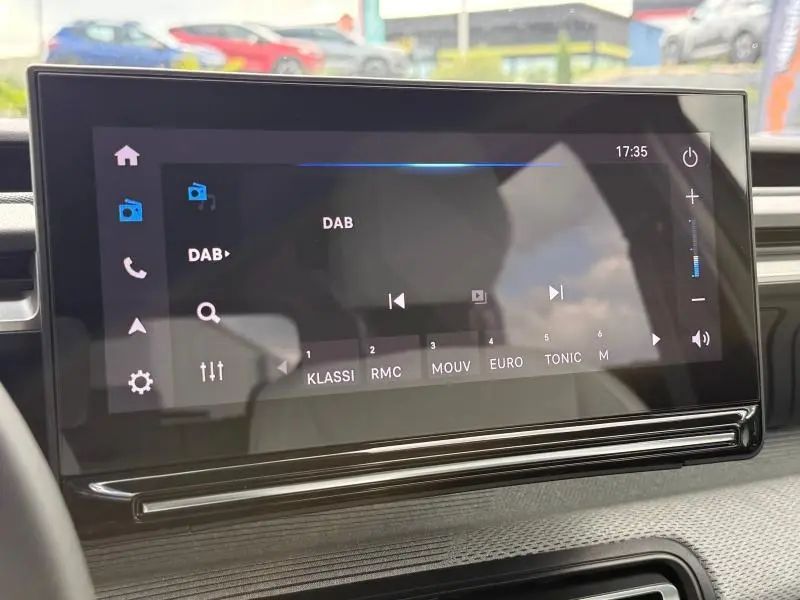 Écran tactile central de la Citroën C3 1.2 Turbo 2025 affichant la radio numérique DAB en intérieur.