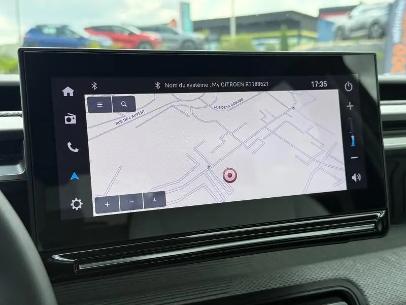 Écran tactile central affichant la cartographie GPS dans l'habitacle d'une Citroën C3 gris Mercury.