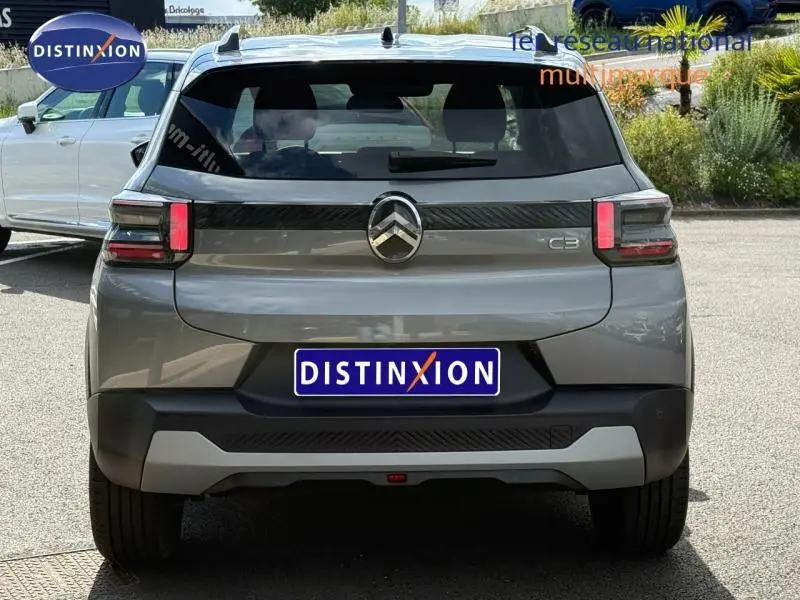 Vue arrière d'une Citroën C3 2025 gris Mercury avec feux arrière LED et lunette arrière surteintée.