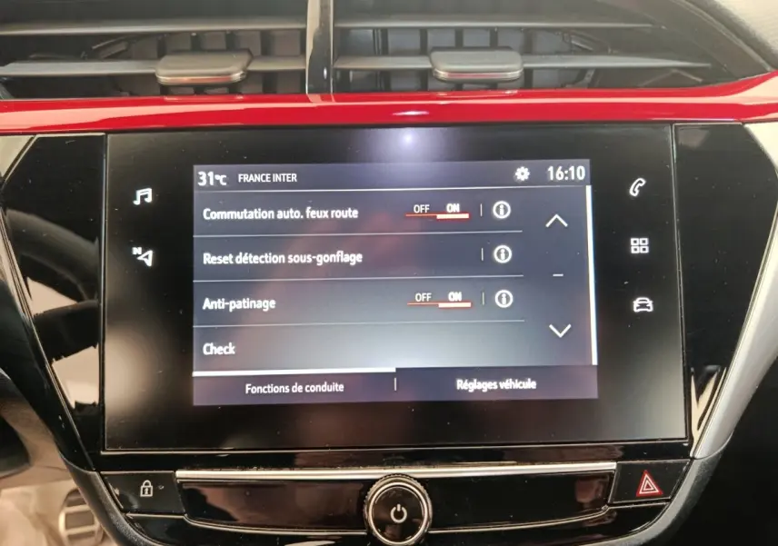 Écran tactile central de la console de l’Opel Corsa rouge 2023 affichant les réglages d’aide à la conduite.