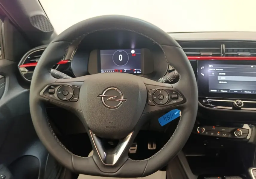 Vue centrée sur le volant cuir de l’Opel Corsa 2023 avec tableau de bord numérique et écran tactile central.