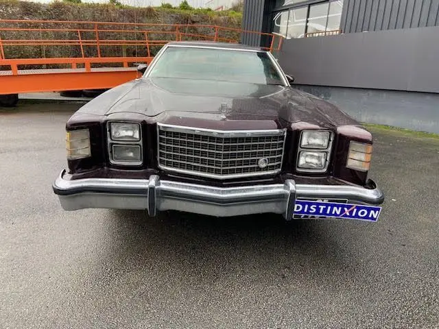 Vue frontale d'une Ford Aerostar Ranchero Squire 1979 bordeaux métal avec calandre carrée et phares doubles encastrés.