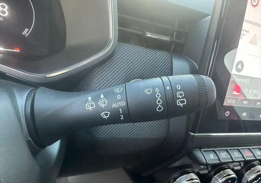 Gros plan sur la commande des essuie-glaces dans l'habitacle noir de la Renault Clio V 2025 finition Esprit Alpine