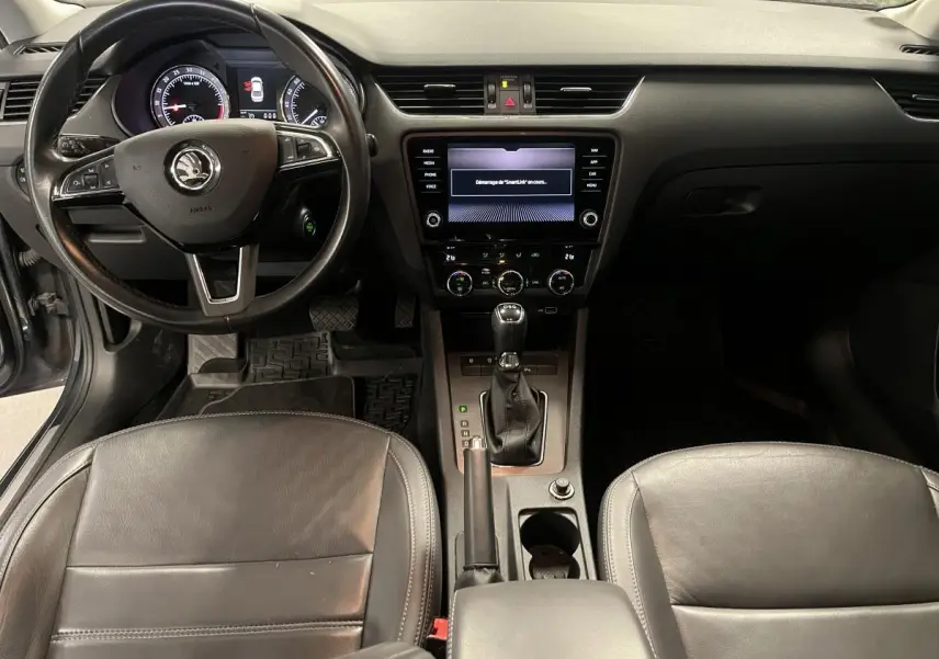 Vue intérieure avant de la Skoda Octavia 2.0 TDI 2020 avec sellerie cuir noire et tableau de bord numérique.