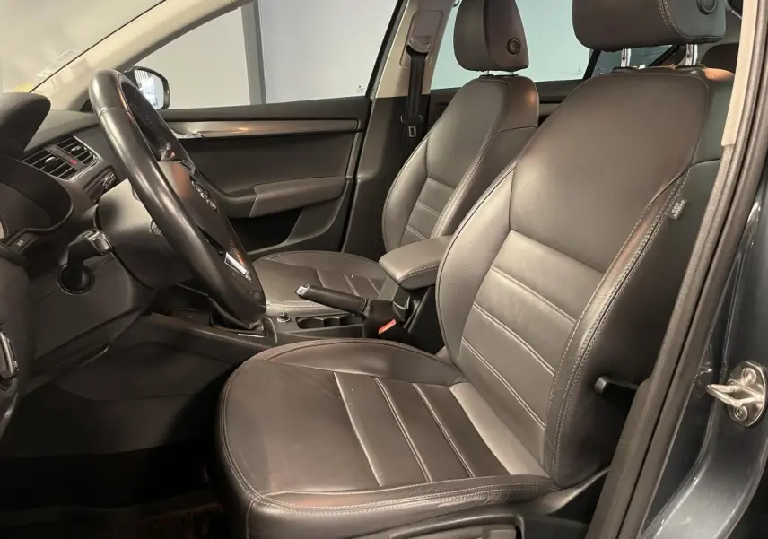 Intérieur cuir noir vu côté conducteur d'une Skoda Octavia 2.0 TDI 2020 avec console centrale et volant visible.