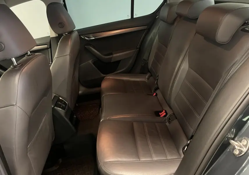 Vue intérieure de la banquette arrière en cuir gris de la Skoda Octavia 2020, côté droit ouvert.