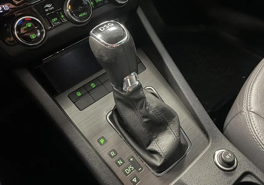 Le levier de vitesses DSG noir en cuir de la Skoda Octavia 2020, avec console centrale grise et commandes éclairées.