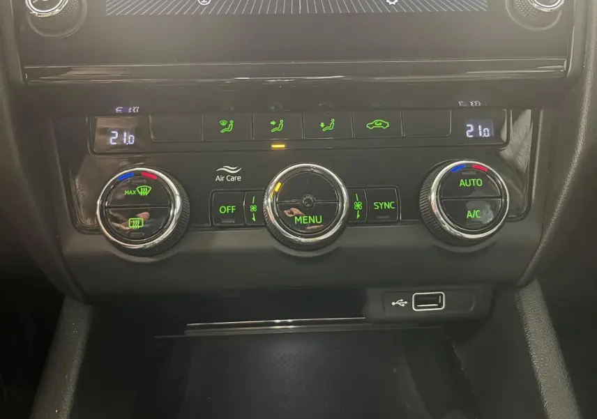 Vue rapprochée de la console centrale noire avec commandes de climatisation automatique bi-zone et port USB d'une Skoda Octavia gris 2020.