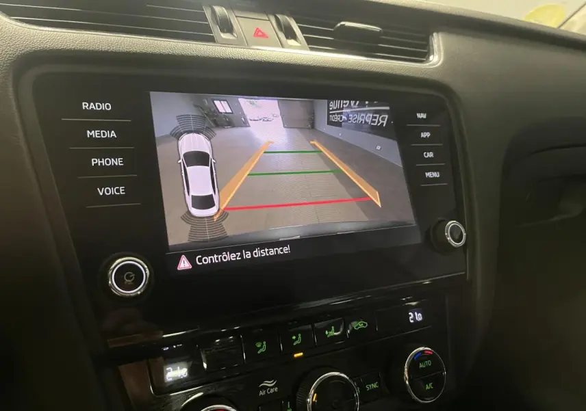 Vue rapprochée de l'écran central affichant la caméra de recul d'une Skoda Octavia gris 2.0 TDI 2020.