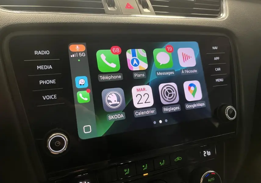 Écran tactile central de la Skoda Octavia 2020 affichant Apple CarPlay avec commandes autour en noir brillant