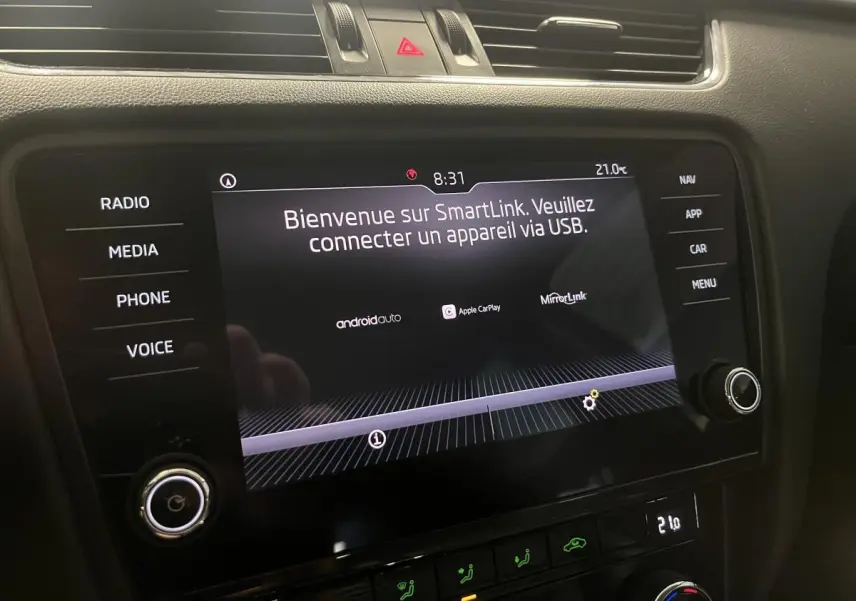 Écran tactile central de la Skoda Octavia 2020 gris, affichant l'accueil SmartLink avec commandes tactiles et boutons latéraux.