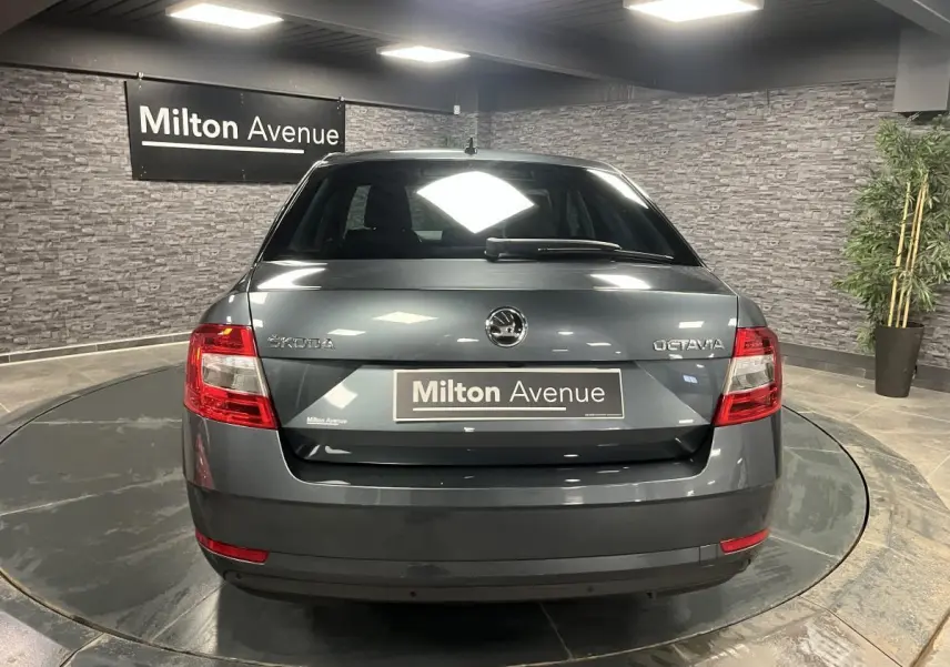 Vue arrière d'une Skoda Octavia gris métallisé 2020 avec feux arrière LED et logo central sur hayon.