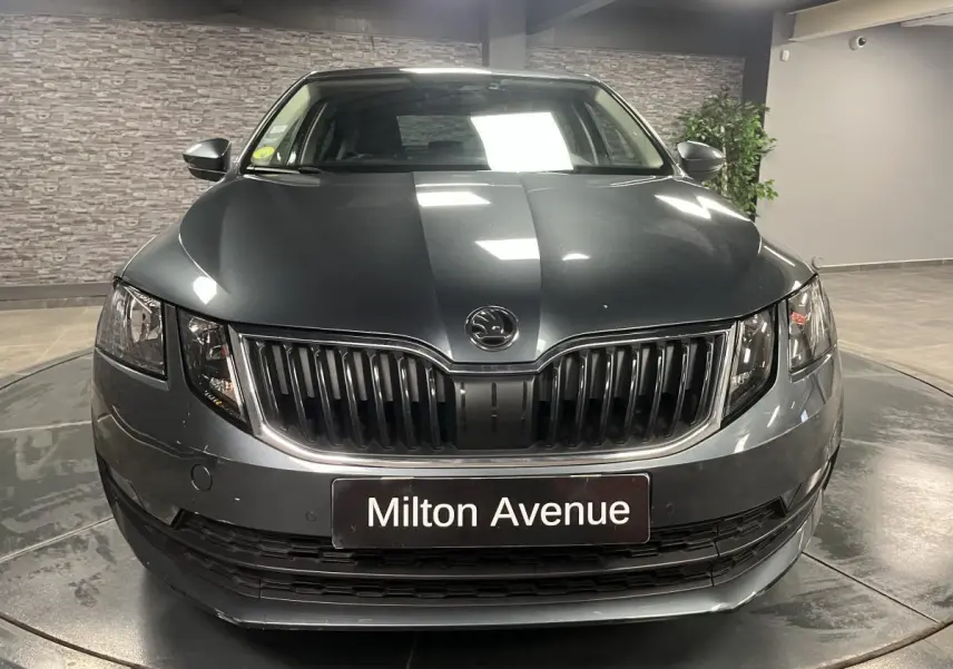 Vue frontale d'une Skoda Octavia gris métallisé avec calandre chromée et plaques Milton Avenue.