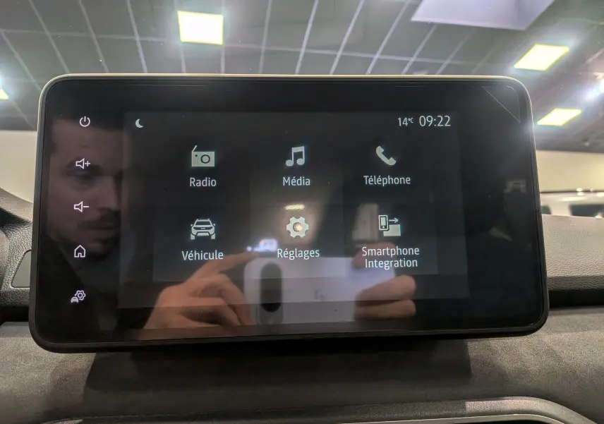 Écran tactile central du tableau de bord de la Dacia Sandero Stepway 2025 affichant les options radio, média, téléphone et réglages.