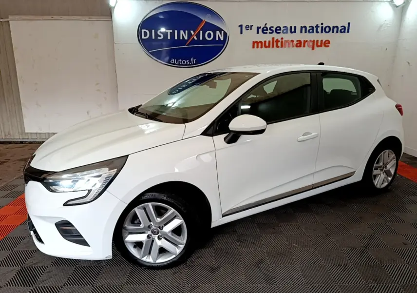 Renault Clio Business Blue dCi 85 blanc vue de profil côté gauche dans un showroom avec logo Distinxion en arrière-plan.