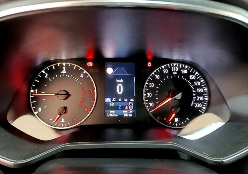 Tableau de bord de Renault Clio Business Blue dCi 85 2020, affichage digital et compte-tours au ralenti.