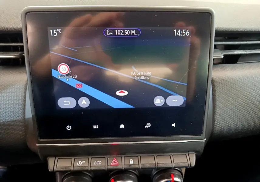 Écran tactile central de navigation affichant une carte, sur tableau de bord noir de Renault Clio Business 2020.
