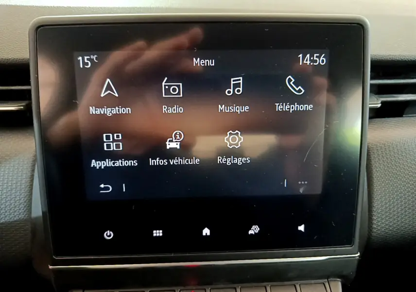 Écran tactile central affichant le menu multimédia dans l'habitacle d'une Renault Clio Business Blue dCi 85 blanche.