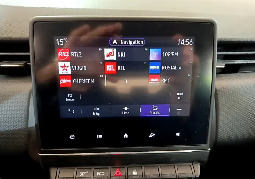 Écran tactile central de la Renault Clio Business Blue dCi 85 2020 affichant les stations radio FM, vue intérieure frontale.