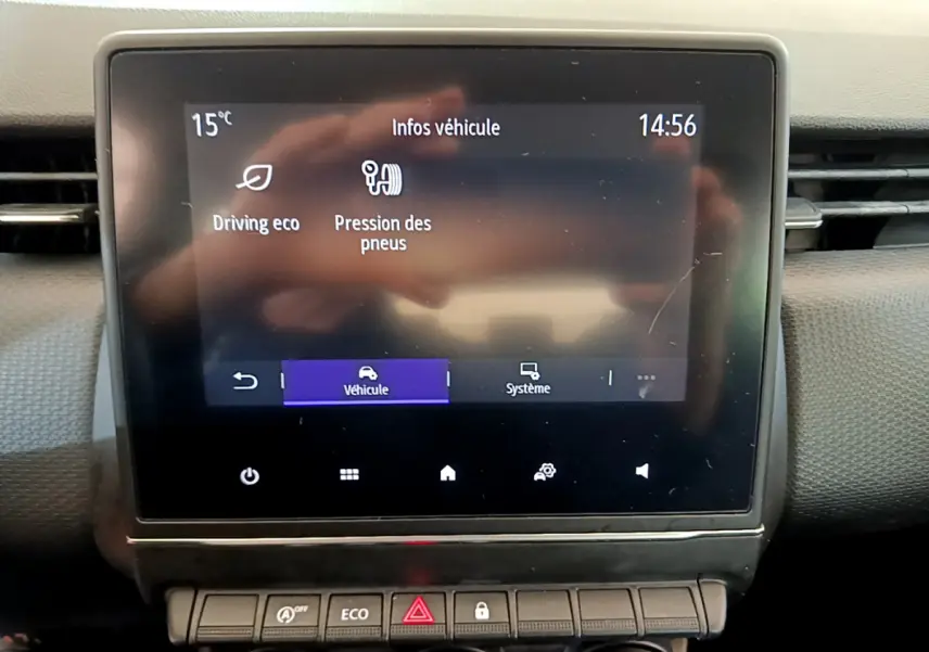 Écran tactile central de la Renault Clio Business Blue dCi 85 affichant les infos véhicule, vue frontale intérieure.