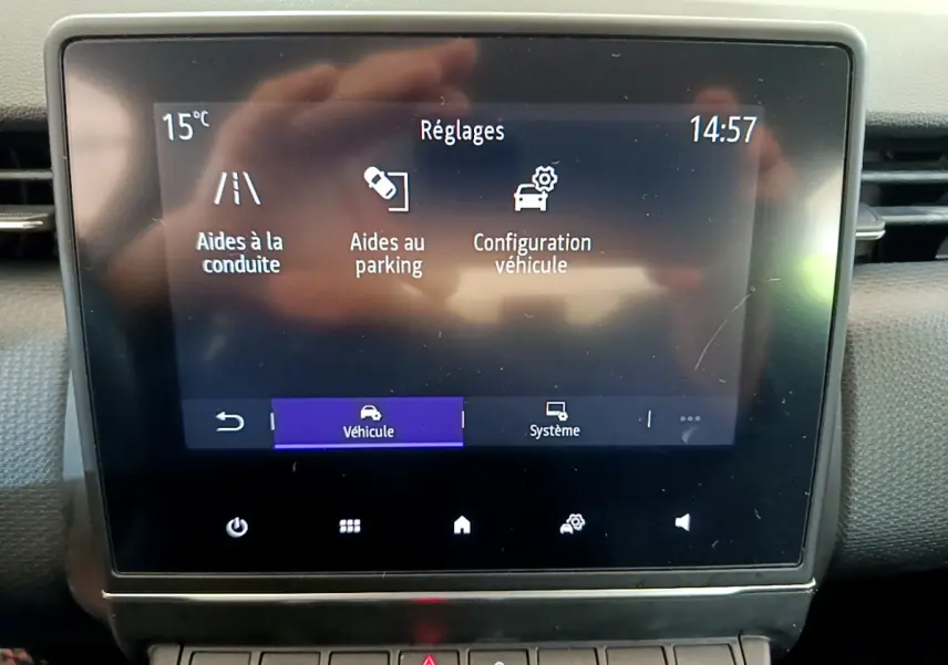 Écran tactile central de la Renault Clio Business Blue dCi 85 2020 affichant les réglages d'aides à la conduite et au parking.