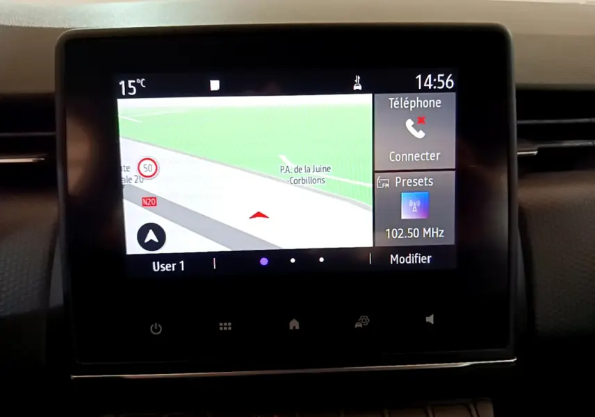 Écran tactile central affichant la navigation et la radio dans le tableau de bord d'une Renault Clio Business Blue dCi 85.