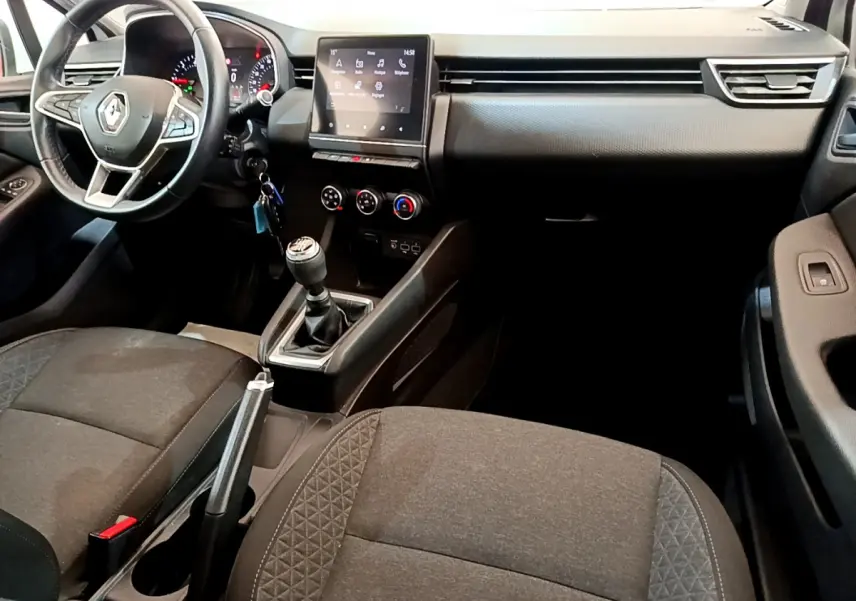 Intérieur noir de la Renault Clio Business Blue dCi 85 2020, vue côté conducteur avec tableau de bord et écran tactile central.