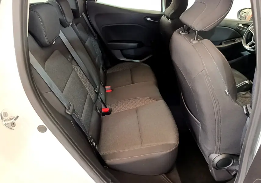 Vue intérieure côté gauche sur la banquette arrière noire et les sièges avant d'une Renault Clio Business 2020 blanche.