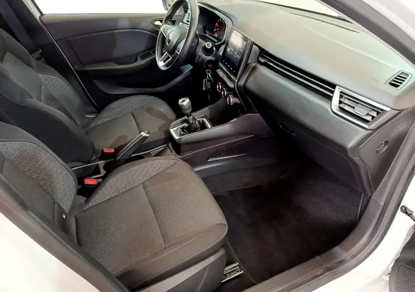 Intérieur de la Renault Clio Business Blue dCi 85 2020 vue côté passager, sièges noirs et tableau de bord moderne.