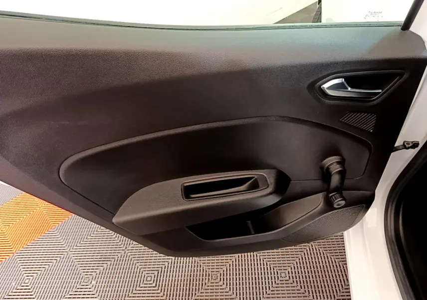 Porte intérieure côté droit noire avec poignée et manivelle de vitre sur Renault Clio Business Blue dCi 85 blanche 2020