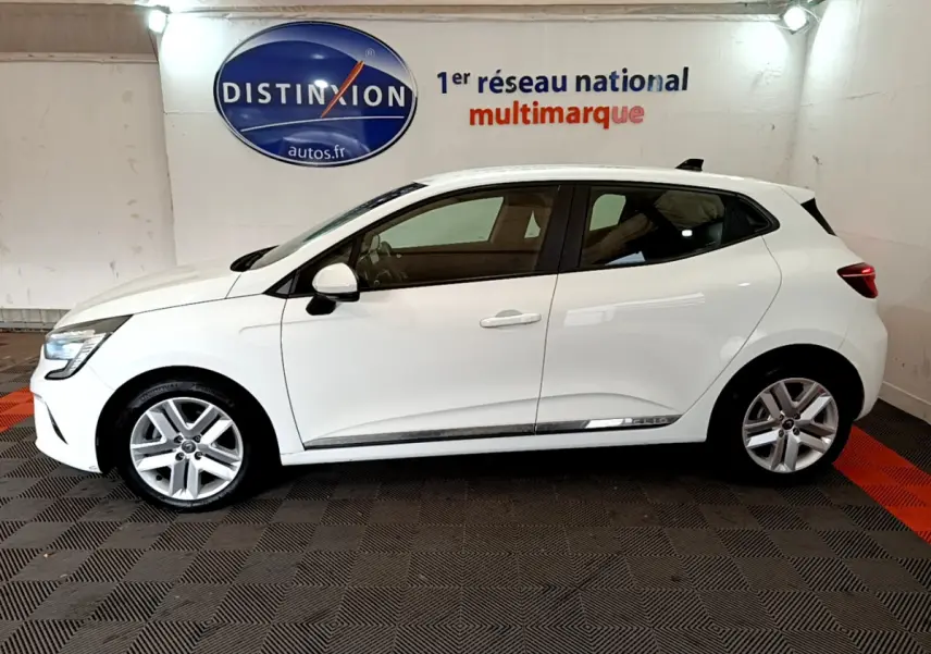 Profil droit d'une Renault Clio Business Blue dCi 85 blanche, avec jantes alliage et feux arrière LED visibles.