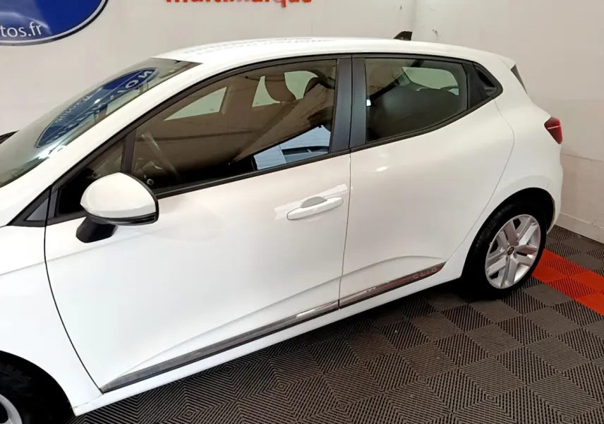 Profil côté gauche de la Renault Clio Business Blue dCi 85 blanche, avec jantes alliage et rétroviseur blanc.