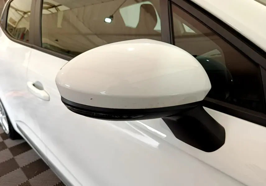 Rétroviseur côté gauche blanc de Renault Clio Business Blue dCi 85 2020, vue rapprochée sur porte et poignée.