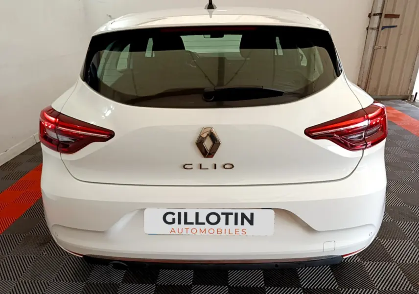 Vue arrière d'une Renault Clio blanche de 2020 avec feux LED et logo Renault bien visibles.