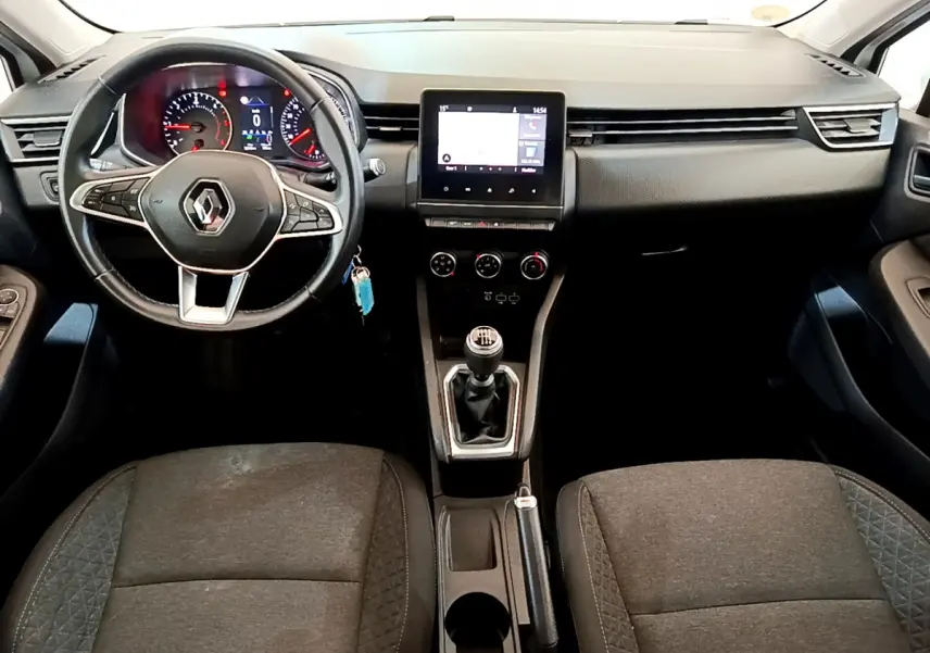 Vue intérieure avant de la Renault Clio Business Blue dCi 85 2020, tableau de bord noir avec écran tactile et volant multifonctions.